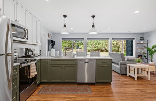Alexandria House | Modern 3-bedroom House on Private Wooded Lot