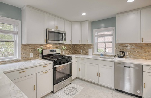 Princeton House | Modern 3-bedroom house in Downtown Princeton with fitness room, AC, parking.