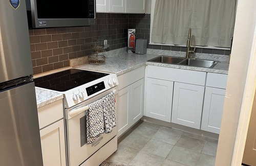 Detroit House | Modern 3-bedroom house with WiFi and AC in North Rosedale Park