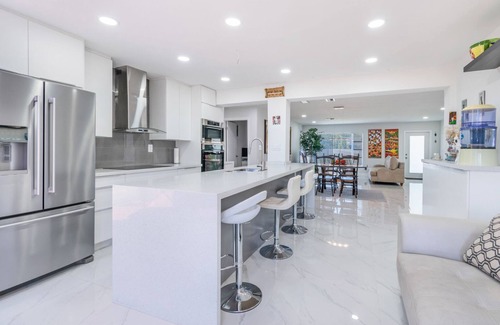 Tamarac House | Modern 3 bedroom House for 8 Guest + Pool