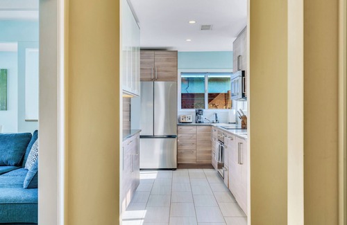 Los Cerritos House | Modern 3 bedroom pool house with above ground hot tub, big backyard