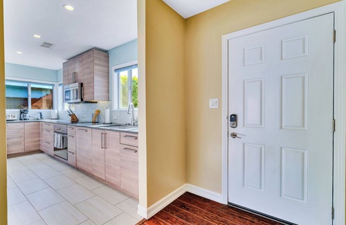 Los Cerritos House | Modern 3 bedroom pool house with above ground hot tub, big backyard