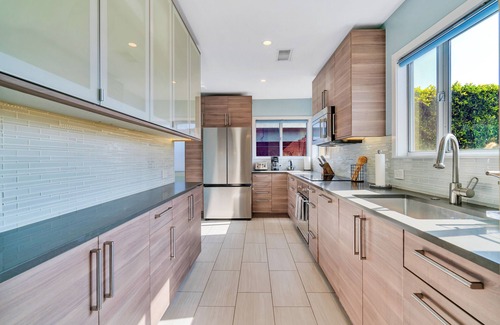 Los Cerritos House | Modern 3 bedroom pool house with above ground hot tub, big backyard