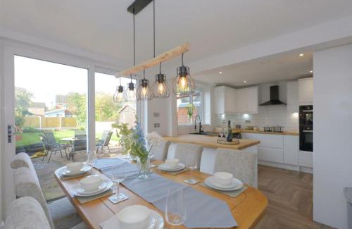 Harlescott House | MODERN 3 BEDROOM PROPERTY WITH FREE DRIVEWAY PARKING by SHIRE STAYS