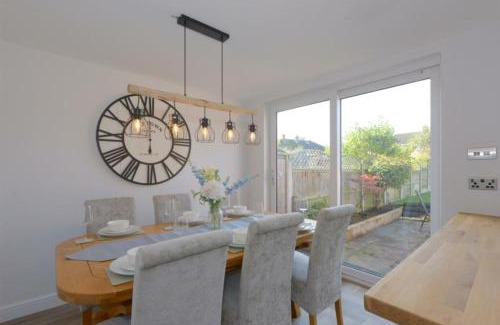 Harlescott House | MODERN 3 BEDROOM PROPERTY WITH FREE DRIVEWAY PARKING by SHIRE STAYS