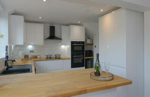 Harlescott House | MODERN 3 BEDROOM PROPERTY WITH FREE DRIVEWAY PARKING by SHIRE STAYS