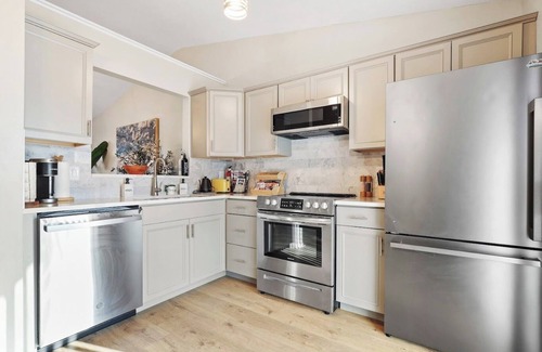Westfield House | Modern 3 bedroom ranch located minutes from Grand Park!