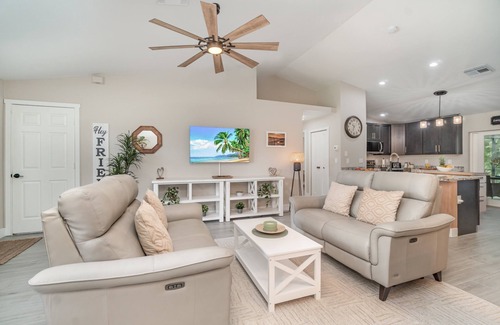 Pelican House | Modern 3 Bedroom Retreat: Pool & Pet Accommodation