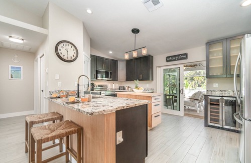 Pelican House | Modern 3 Bedroom Retreat: Pool & Pet Accommodation