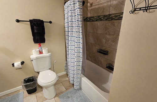 Howland Corners House | Modern 3-Bedroom Retreat in Howland - WiFi, Office & Fitness Space