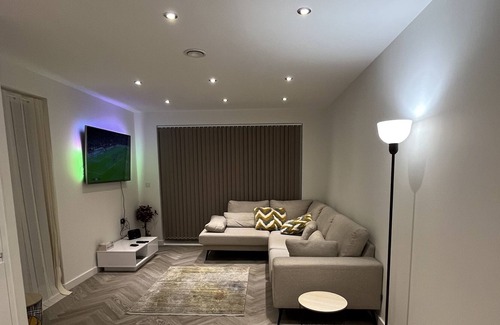 Queensbury Apartment | Modern 3 bedroom serviced apartment close to Queensbury Tube Station