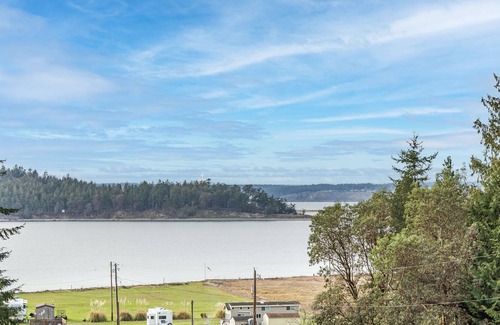 Marrowstone Cabin | Modern 3 Bedroom Sunset Cabin w/Beach Access
