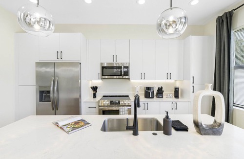Pinecrest West Park House | Modern 3-Bedroom Tampa Retreat