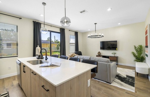 Pinecrest West Park House | Modern 3-Bedroom Tampa Retreat