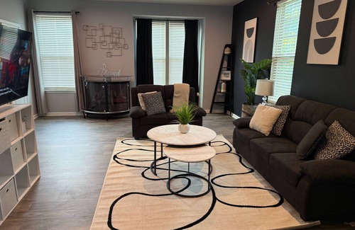 Brooklyn Park House | Modern 3-Bedroom Townhome 10 Mins from BWI, 11 Mins to Ravens & Orioles Stadiums