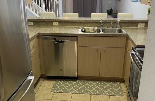 Liberty Village House | Modern 3 bedroom Townhouse with a Pool!