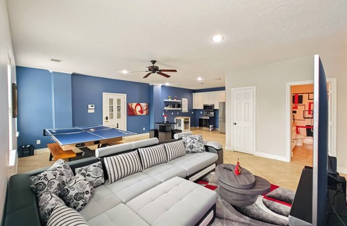 Cloverleaf House | Modern 3 Bedroom with 85" TV, Air Hockey, BBQ, Ping Pong, Foosball & More