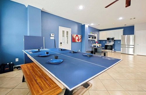 Cloverleaf House | Modern 3 Bedroom with 85" TV, Air Hockey, BBQ, Ping Pong, Foosball & More