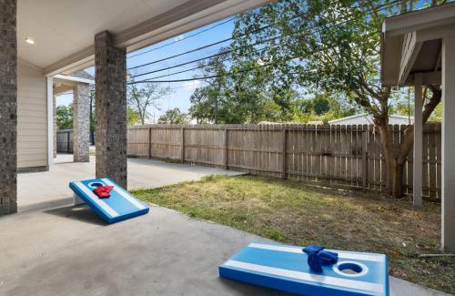 Cloverleaf House | Modern 3 Bedroom with 85 Inch TV