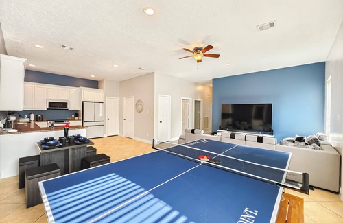 Cloverleaf House | Modern 3 Bedroom with Tons of Games, Pool Table, Ping Pong, 85" TV, BBQ, & More