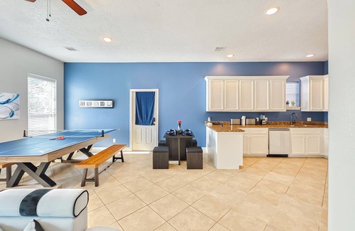 Cloverleaf House | Modern 3 Bedroom with Tons of Games, Pool Table, Ping Pong, 85" TV, BBQ, & More