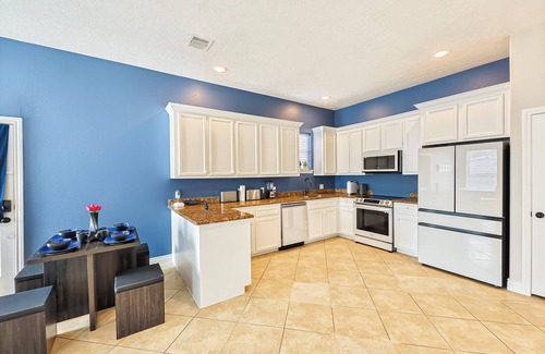 Cloverleaf House | Modern 3 Bedroom with Tons of Games, Pool Table, Ping Pong, 85" TV, BBQ, & More