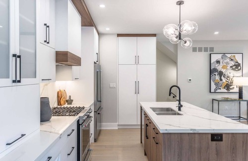 Beaconsfield Village House | Modern 3 Bedrooms 3 Bathrooms House Downtown+Parking