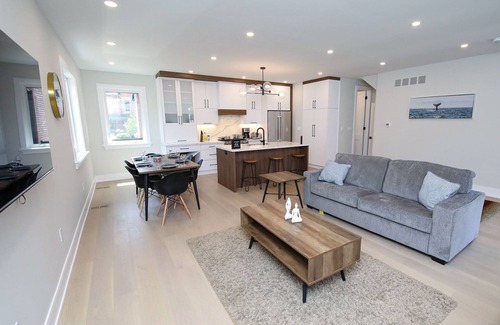 Beaconsfield Village House | Modern 3 Bedrooms 3 Bathrooms House Downtown+Parking