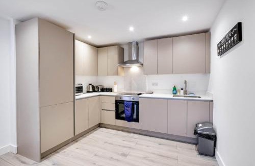 Camberley Apartment | Modern 3 Bedrooms Apartment 01 Town Centre Camberley