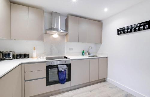 Camberley Apartment | Modern 3 Bedrooms Apartment 01 Town Centre Camberley