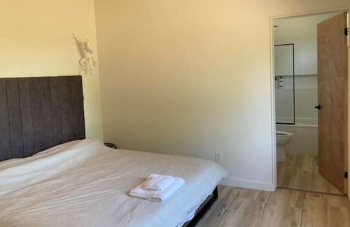Dunnville House | Modern 3 Bedrooms Lakefront Retreat With hot Tub!