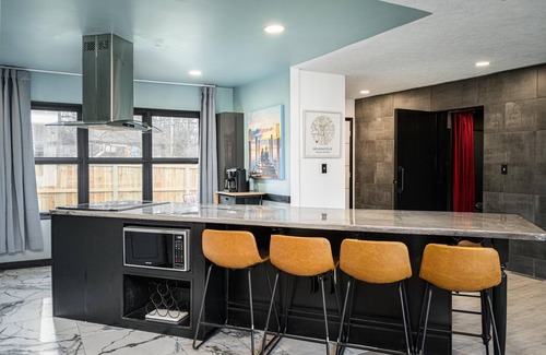 Lawrence House | Modern 3 BR home w/hot tub, movie room, dog park