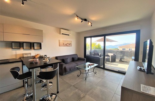 Pietrosella Apartment | Modern 3-Room Apartment with Terrace - Sleeps 6