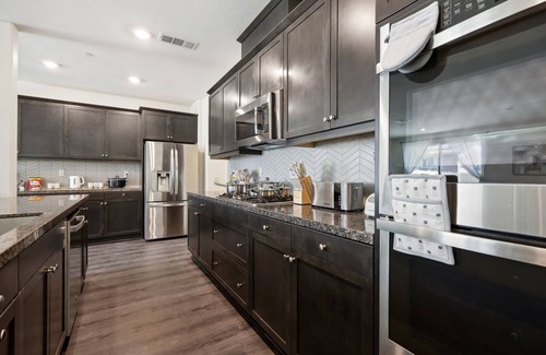 Sun City House | Modern 3000 sqft 5-BR House, Gated Yard, Garage
