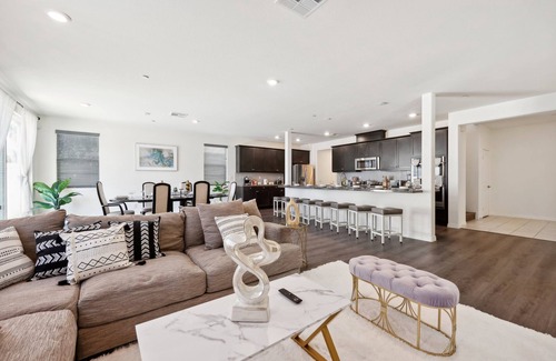 Sun City House | Modern 3000 sqft 5BR/3.5BTH, Gated Yard, Garage