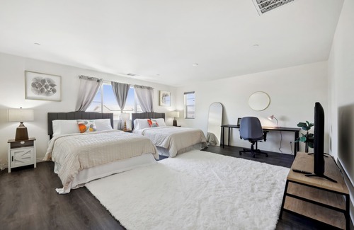 Sun City House | Modern 3000 sqrt 5-Bedroom House w Gated Yard, Garage, Baby Crib, Nice View