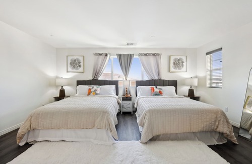 Sun City House | Modern 3000 sqrt 5-Bedroom House w Gated Yard, Garage, Baby Crib, Nice View