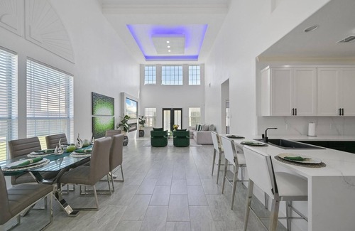 Bammel House | Modern 3BD/2.5BA Gated Townhome in Great Location! Close to Everything!