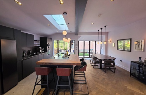 Leyton House | Modern 3BD Garden Home, Leyton