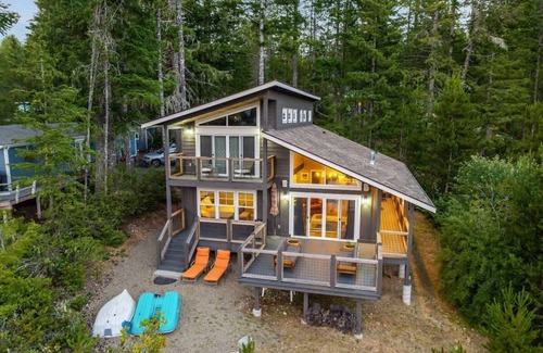 Mason County House | Modern 3BD Lakefront Retreat