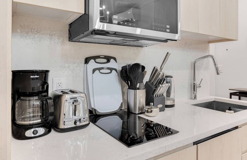Tribeca Apartment | Modern 3Bd near the Empire State, Manhattan+Terrace Space