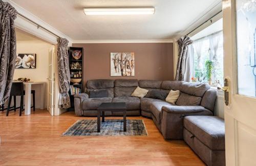 Langley Marish Apartment | Modern 3BD Stay near Elizabeth Line & Heathrow