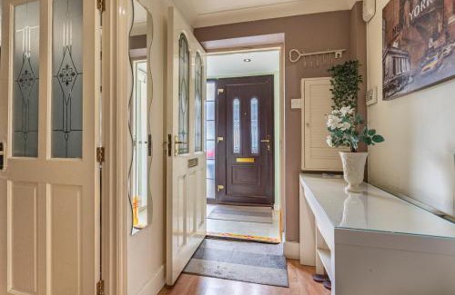 Langley Marish Apartment | Modern 3BD Stay near Elizabeth Line & Heathrow