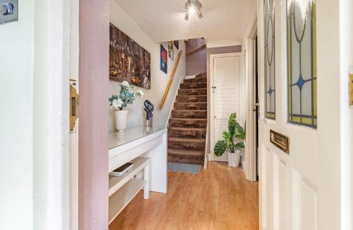 Langley Marish Apartment | Modern 3BD Stay near Elizabeth Line & Heathrow