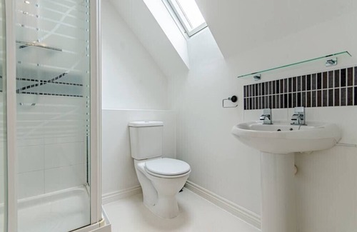 Tamworth House | Modern 3BD Townhouse in Tamworth with Ensuite