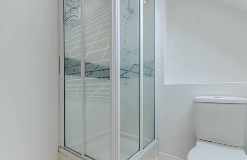 Tamworth House | Modern 3BD Townhouse in Tamworth with Ensuite