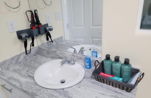 Fleetwood Apartment | Modern 3Bed-1Bath (3 min from Bucci Park, Surrey)