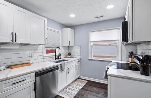 Parma Heights House | Modern 3Bed Home Near CLE With Private Backyard