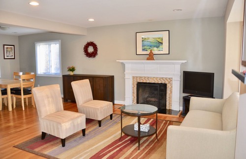 Alexandria West House | Modern 3BR/2BA, Free parking, 9 miles to DC, minutes to 395-495