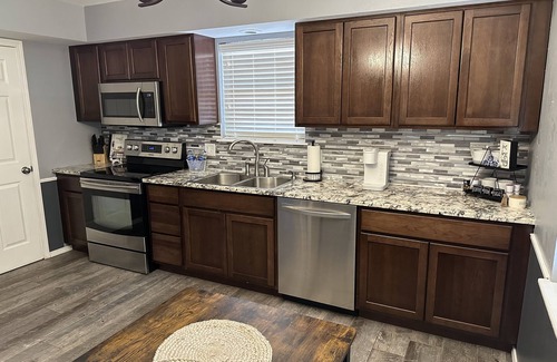 Enid House | Modern 3BR 2BA West Enid